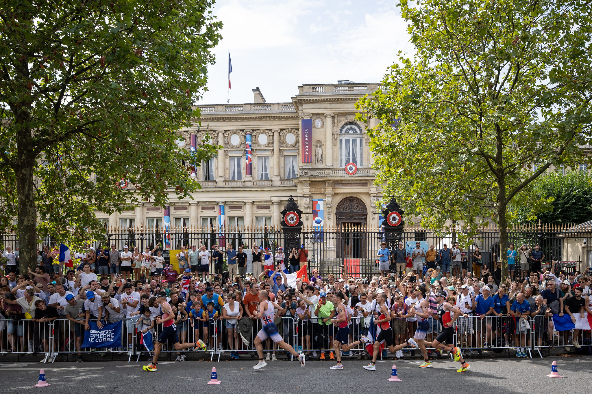 Lors de l'épreuve individuelle de triathlon, le 31 juillet 2024, de nombreux supporters encouragent les athlètes devant le Quai d'Orsay. © Jonathan Sarago / MEAE