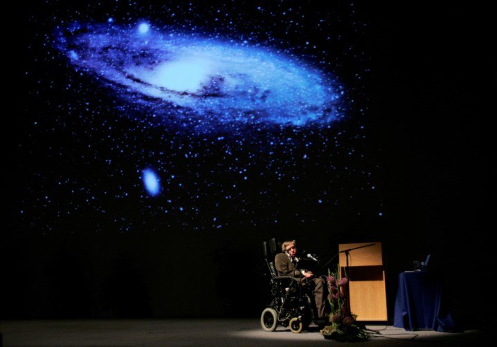 Stephen Hawking donnant une conférence sur l'origine de l'Univers en 2007