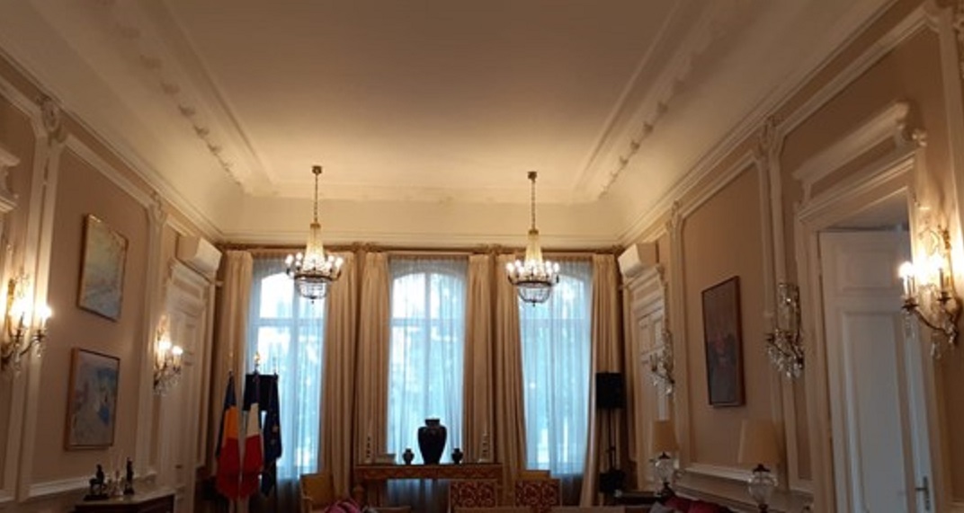 Remplacement des éclairages vétustes par des LED à basse consommation à l’Ambassade de Bucarest, en Roumanie, en 2022. 