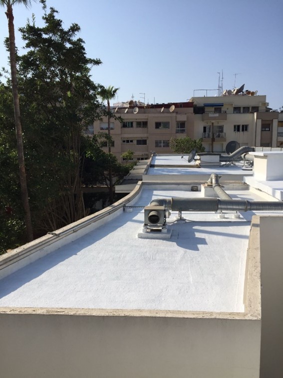 Revêtement Cool Roof augmentant la réflexivité du toit du Consulat Général à Rabat, au Maroc, en 2022. Cette installation permet de limiter l’entrée de chaleur dans les locaux afin de réduire les périodes d’utilisation des climatiseurs. Une diminution de 20 à 30°C en surface de toiture et de 3 à 5°C à l’intérieur du bâtiment en période estivale a été constatée.