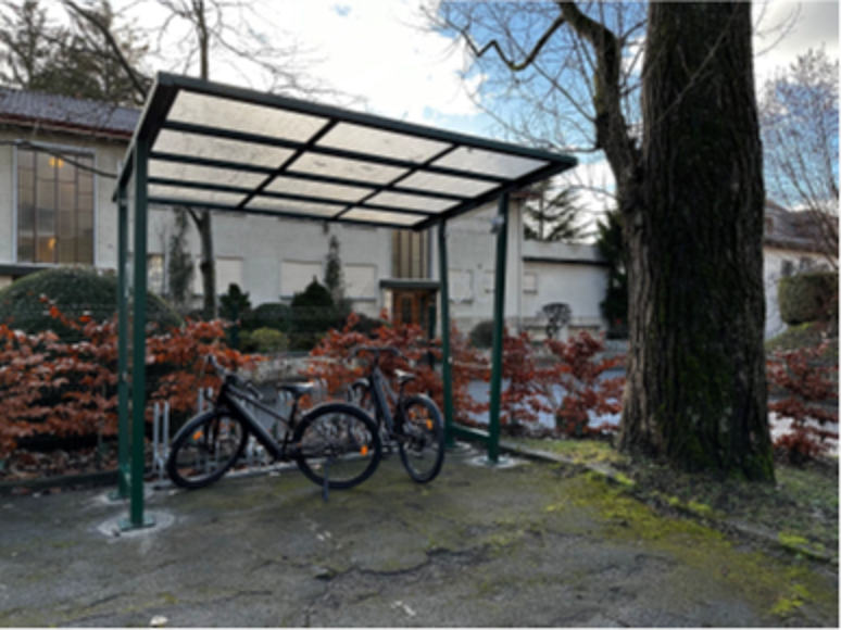 Construction d’un abri à vélos et mise à disposition de deux vélos électriques afin d’encourager la mobilité douce des agents de l’Ambassade à Berne, Suisse, depuis 2022.