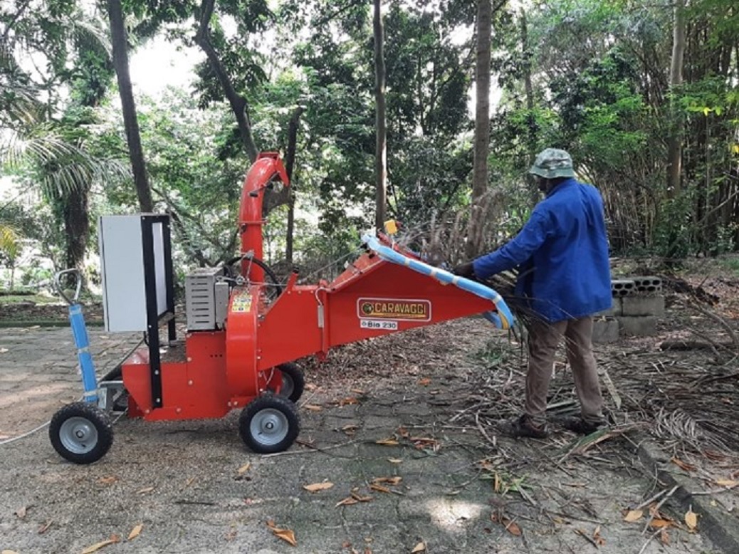 Achat d’un broyeur électrique pour valoriser les déchets végétaux des jardins de l’Ambassade à Libreville, au Gabon, en 2022. 