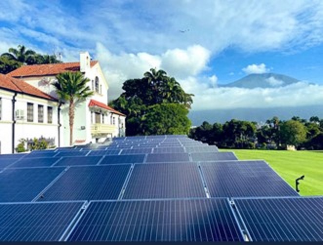 Installation de panneaux solaires à la Résidence de Caracas, au Venezuela, en 2021. 