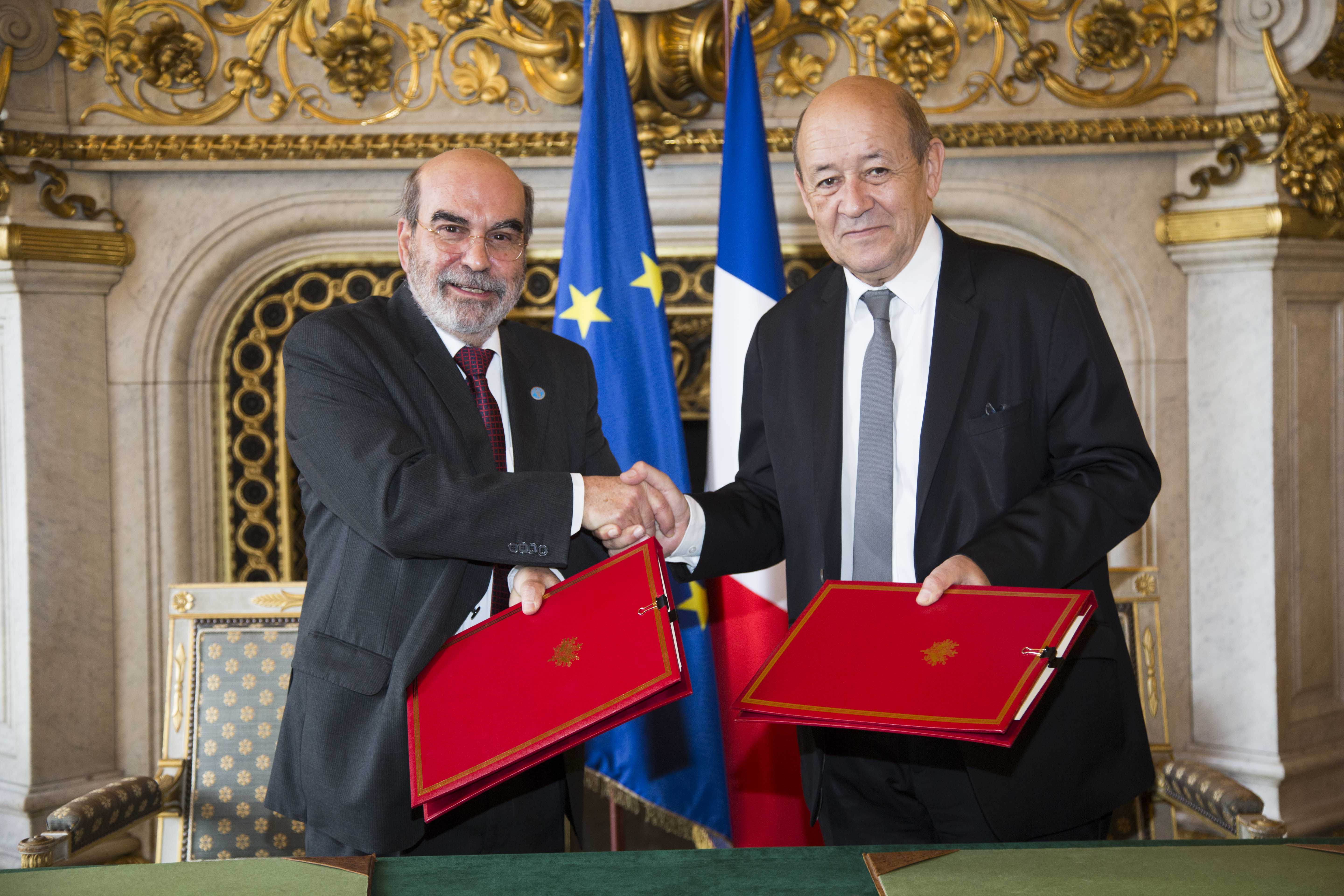 Signature de l'accord-cadre entre Jean-Yves Le Drian et José Graziano Da Silva, Directeur Général de la F.A.O