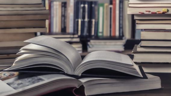 Livre-ouvert-dans-une-bibliothèque