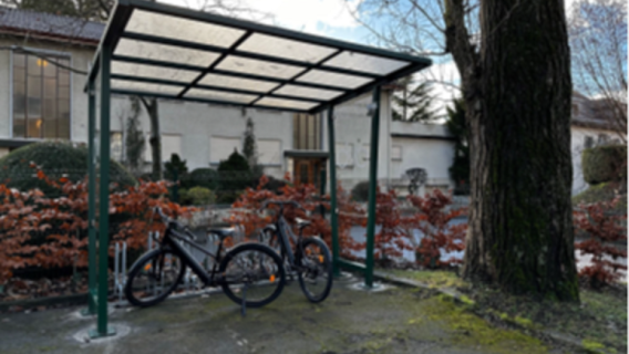 Construction d’un abri à vélos et mise à disposition de deux vélos électriques afin d’encourager la mobilité douce des agents de l’Ambassade à Berne, Suisse, depuis 2022.