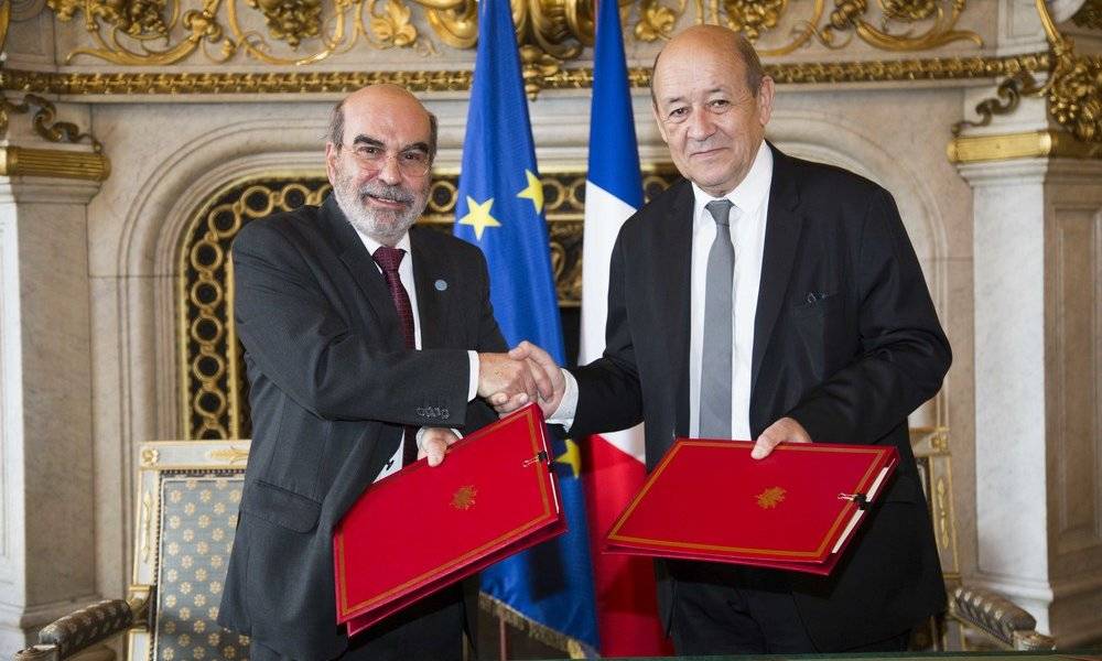 Image Diaporama - Signature de l'accord-cadre entre Jean-Yves Le (...)