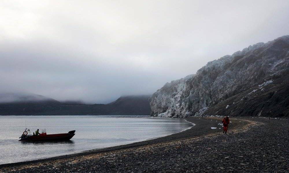 Image Diaporama - Vue sur un glacier s'abîmant dans la mer (île (...)