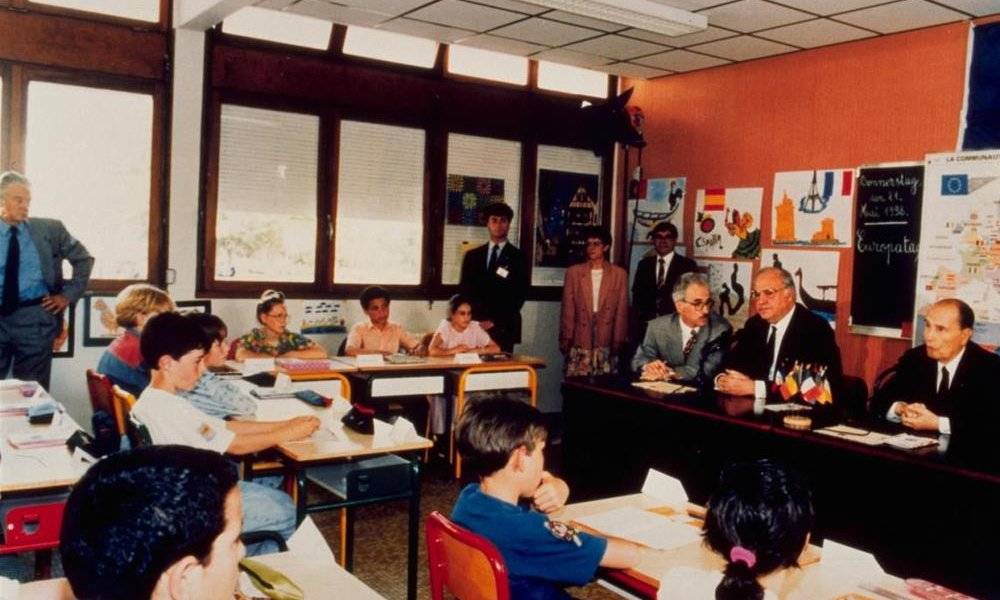 Image Diaporama - Visite de Mitterrand et Kohl dans une classe (...)