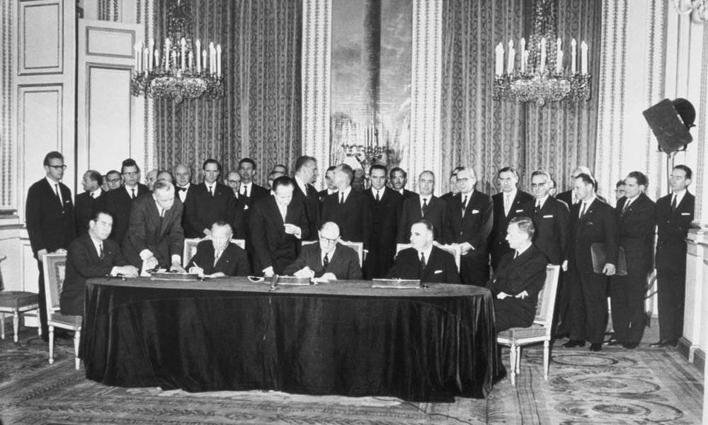 Image Diaporama - Signature du traité par le chancelier Adenauer (...)