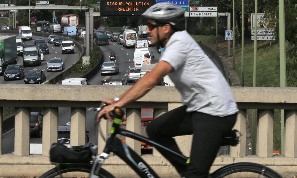 Image Diaporama - Cycliste sur un pont enjambant le boulevard (...)