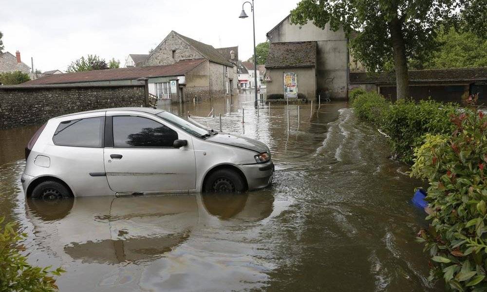 Image Diaporama - Voiture entourée par les eaux dans les rues de (...)