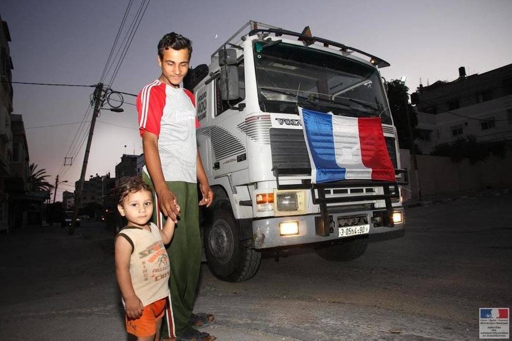 Image Diaporama - وصول شاحنة محمّلة بمواد الإغاثة الإنسانية الفرنسية (...)