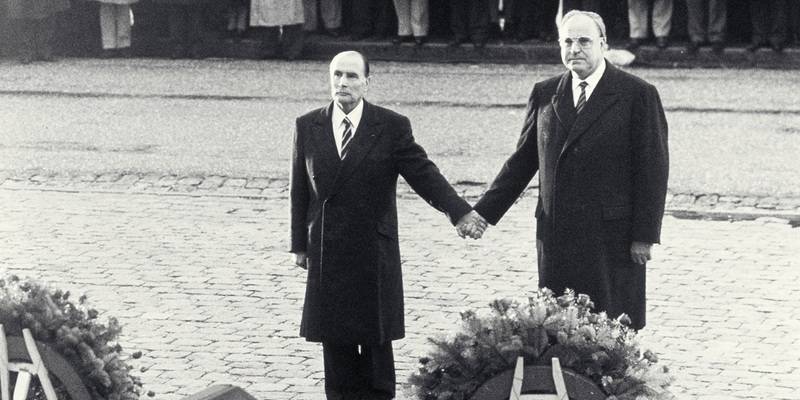 Handschlag Zwischen Francois Mitterrand Und Helmut Kohl Die Kulissen Eines Historischen Fotos 22 September 1984 Ministerium Fur Europa Und Auswartige Angelegenheiten